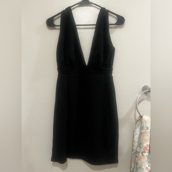 Elegant Black Halter Dress - Picture 1 of 3